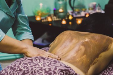 Spa salonunda çikolata masajı