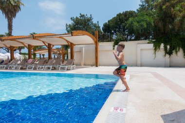 Çocuk havuza atladı.