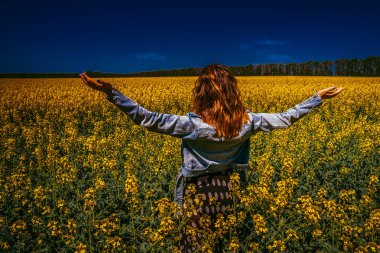 Kolza tohumu alan bir kız