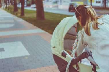 Anne ile bebek arabası