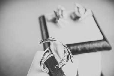 Güzel gümüş yüzük yakın