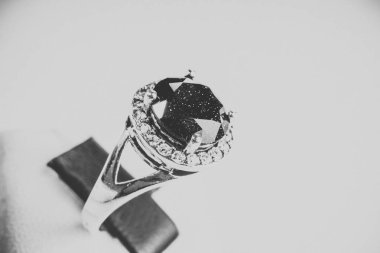 Güzel gümüş yüzük yakın