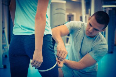 Kişisel eğitim kavramı. Koç ve istemci jimnastik salonu