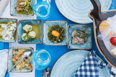 Bir balık restoranında farklı iştah açıcı atıştırmalıklar