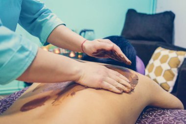 Spa salonunda çikolata masajı