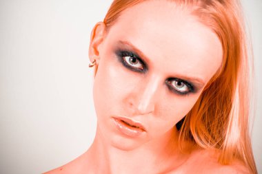 Makyaj yeşil gölgeler ile