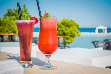 Deniz kenarındaki barda kokteyller.