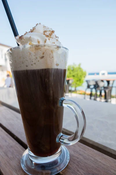 Irish Coffee på stranden — Stockfoto