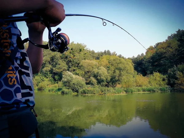 Der Fischer fischt im Sommer auf dem See — Stockfoto