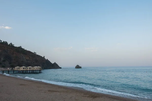 Gündoğumu kumsalda deniz — Stok fotoğraf