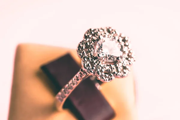 Belo anel com pedras — Fotografia de Stock