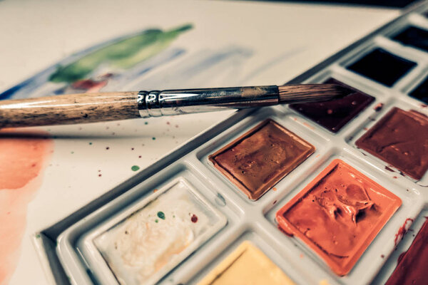 Инструмент иллюстратор. Краски и альбом
