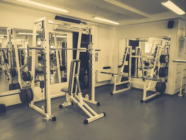 Aparatos de entrenamiento en el gimnasio —  Fotos de Stock