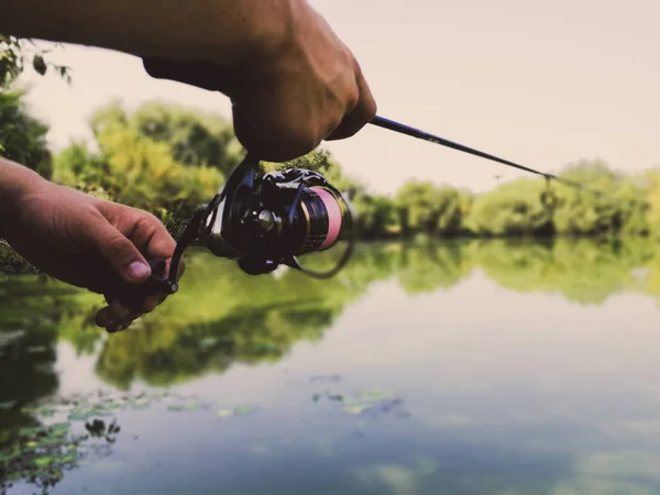 Giovanotto che pesca. bokeh, sfondo sfocato — Foto Stock