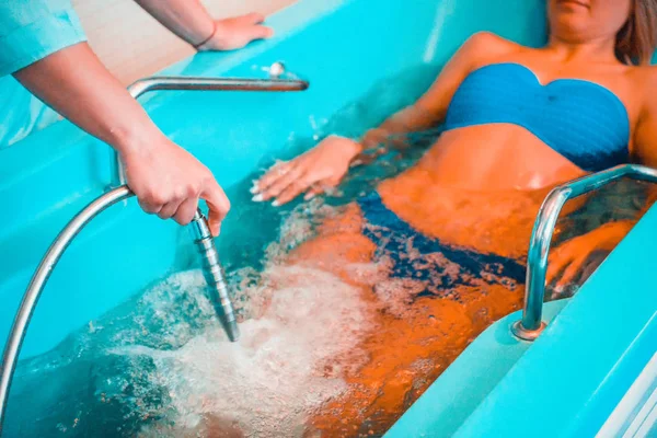 Blonde Vrouw Ontspannen Spa Salon Tijdens Onderwatermassage — Stockfoto