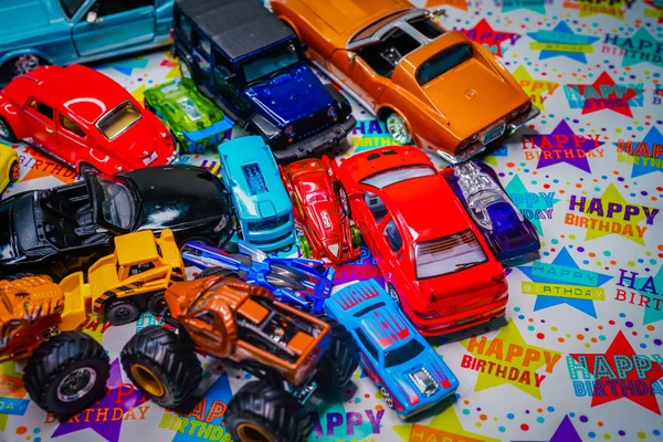 Іграшкові автомобілі подарунок на день народження — стокове фото