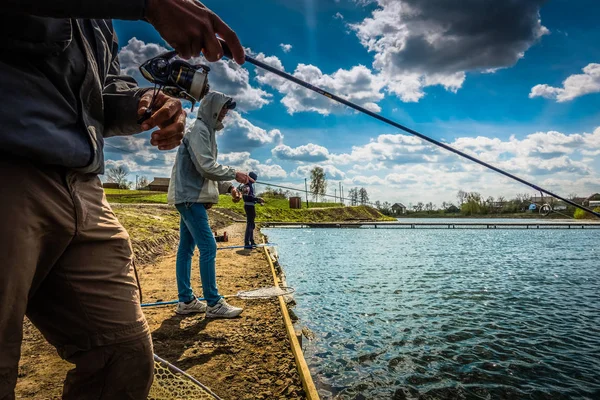 Vinnytsia Ucrânia Circa 2018 Grupo Amigos Pesca Por Lago — Fotografia de Stock