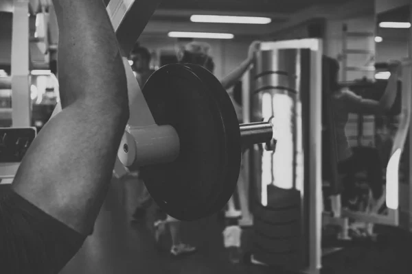 Bodybuilder Στο Γυμναστήριο — Φωτογραφία Αρχείου