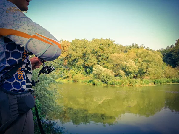 Giovanotto che pesca. bokeh, sfondo sfocato — Foto Stock