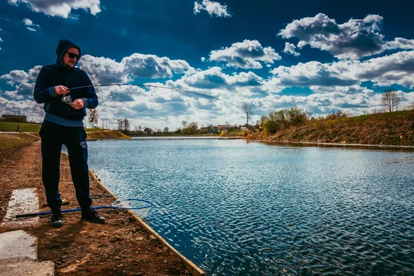 Joven Pescando Junto Lago — Foto de Stock