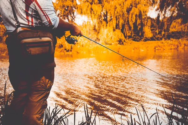 El pescador está pescando en el lago —  Fotos de Stock