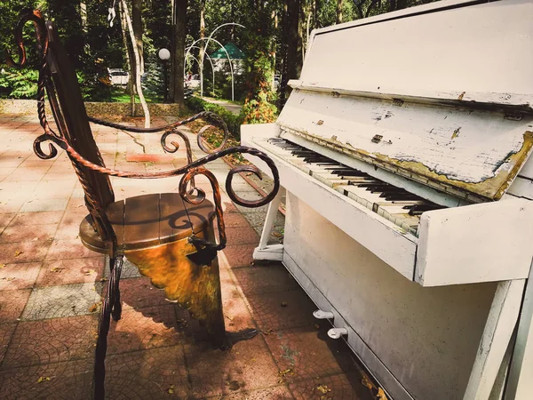 Altes zusammengebrochenes weißes Klavier — Stockfoto