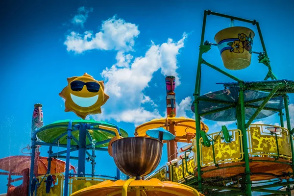 Kinder waterpark. Glijbanen voor kinderen — Stockfoto