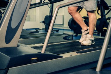 Spor salonunda vücut geliştirmeci