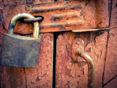 eski kapıyı kilitle