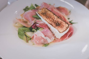 Prosciutto ve camembert peyniri ile salata