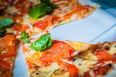 Bir tabakta Pizza margarita