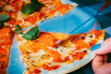 Bir tabakta Pizza margarita