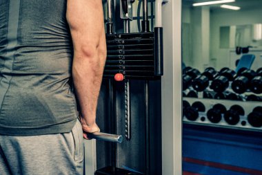 Spor salonunda vücut geliştirmeci