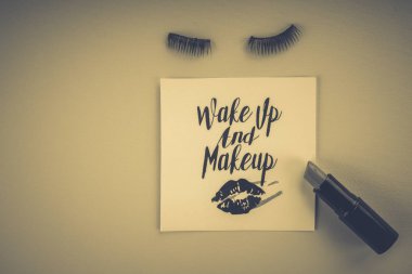 Pembe bir arka plan üzerinde çeşitli makyaj ürünleri