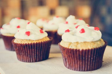 bir tepsi üzerinde pek çok güzel pastalar