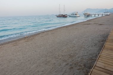 Gündoğumu kumsalda deniz