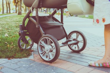 Anne üzerinde bir bebek arabası