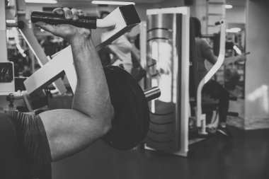 Spor salonunda vücut geliştirmeci