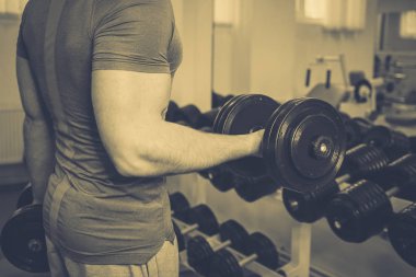 Spor salonunda vücut geliştirmeci