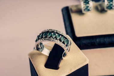 Güzel gümüş yüzük yakın