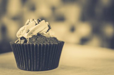 bir tepsi üzerinde pek çok güzel pastalar