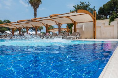 Çocuk havuza atlıyor.