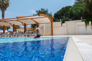 Çocuk havuza atladı.