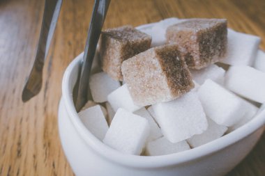 Masada beyaz ve esmer şeker