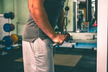 Spor salonunda vücut geliştirmeci