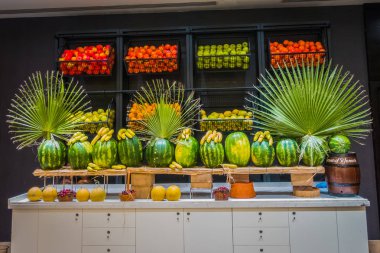 Restoranda açık büfe yemekler