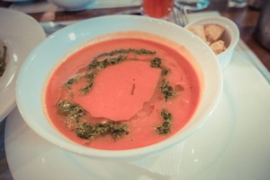 Bir tabak içinde domates çorbası