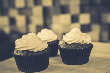 bir tepsi üzerinde pek çok güzel pastalar