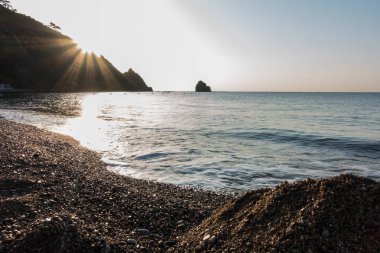 Deniz kenarında güzel gündoğumu