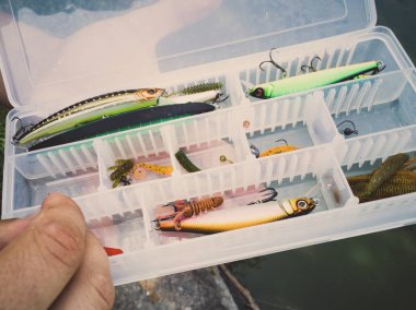 bir kutuiçinde balık için yem